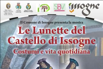 Intestazione e Loghi istituzionali: In alto a sinistra compaiono i loghi ufficiali della Regione Autonoma Valle d'Aosta, del Comune di Issogne e della Biblioteca di Issogne.
Altri marchi: Al centro e a destra sono presenti altri tre loghi legati al territorio o all'organizzazione (tra cui uno con la sigla SBV e la scritta stilizzata "Issogne").
Testo introduttivo: Sotto la fascia dei loghi si legge la dicitura "Il Comune di Issogne presenta la mostra".
Titolo e Immagine Centrale Titolo della mostra: Scritto in grandi caratteri rossi, riporta "Le Lunette del Castello di Issogne".
Sottotitolo: Subito sotto, in un font rosso leggermente più piccolo, si legge "Costumi e vita quotidiana".
Illustrazione principale: Al centro campeggia la riproduzione di un dettaglio degli affreschi del castello. Rappresenta la bottega del sarto, con due personaggi d'epoca in abiti tradizionali quattrocenteschi seduti dietro a un grande bancone di legno mentre lavorano i tessuti.
Dettagli Logistici e Orari Sede dell'evento: Viene specificato il luogo esatto, ovvero "Presso il Salone parrocchiale il Melograno".
Inaugurazione: Scritto in rosso, indica "Venerdì 24 Luglio alle ore 17.00".
Date della mostra: In grandi caratteri neri spicca il periodo di apertura, "Dal 25 Luglio al 6 Settembre".
Orari di apertura: La mostra è visitabile "dalle 10.00 alle 13.00 e dalle 14.00 alle 18.00".
Informazioni di Servizio Costo del biglietto: Viene evidenziato in rosso che l'evento è a "INGRESSO LIBERO".
Contatti: Nella fascia finale rossa in fondo alla locandina è presente la dicitura "Per informazioni: 339.209.2934".